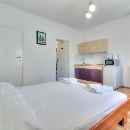 Apartmani Ana 塞尼 外观 照片