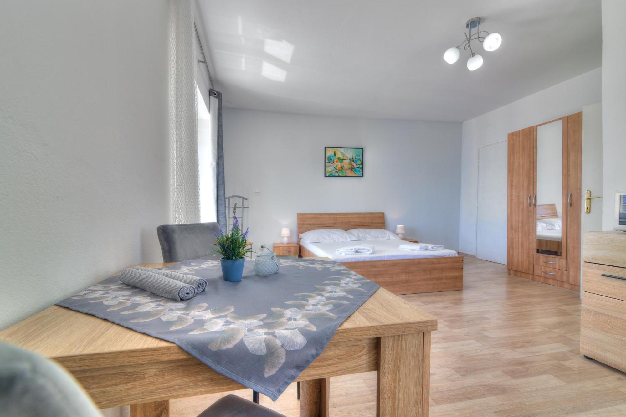 Apartmani Ana 塞尼 外观 照片